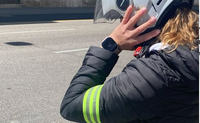Scooter e sicurezza a Trieste, appello: “Facciamo diventare normale il bracciale catarifrangente”