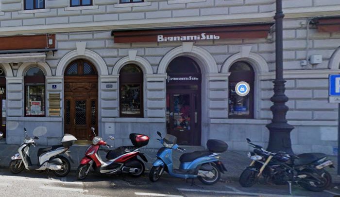 Furto nella notte in piazza Libertà, vetrina divelta da Bignami Sub