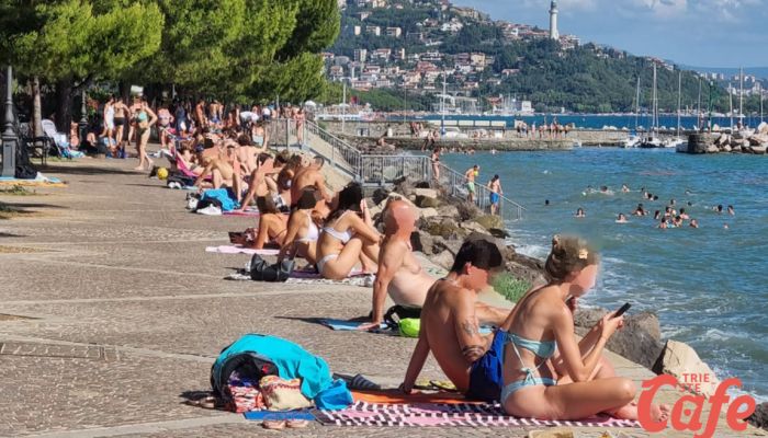 Barcola, manutenzioni sui cubetti in porfido: interventi già eseguiti lungo il lungomare (VIDEO)