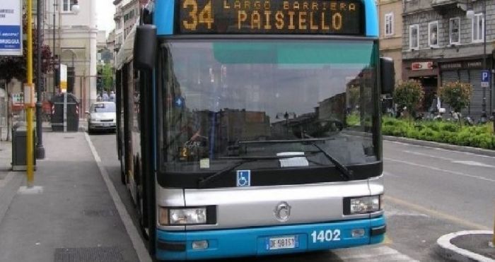 Trieste, il bus pieno di giovani e quel dettaglio che colpisce: “Nessuno parla più dialetto”