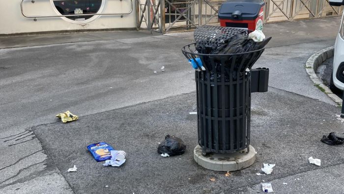 Degrado e immondizie in strada a Trieste, sfogo social: “Chi sporca di più è l’uomo sporcaccione”