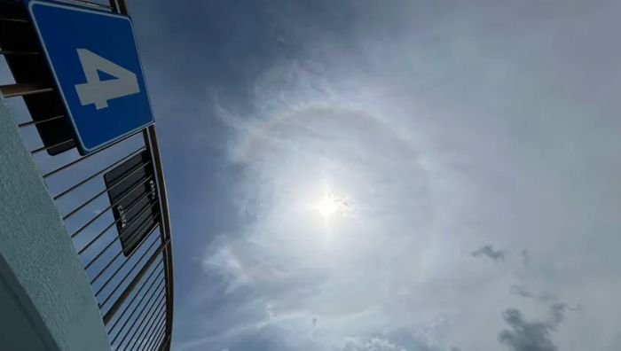 Uno spettacolare cerchio attorno al sole sopra Barcola: ecco cos’era il fenomeno apparso nel cielo