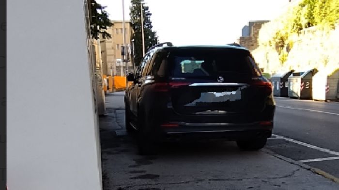 Via dell'Istria, “Passeggini costretti in strada”: protesta in zona Burlo per parcheggio su marciapiede