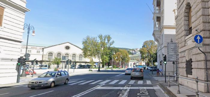 Pick-up sbanda nel traffico del mattino, paura tra le auto in corso Cavour 