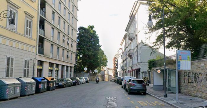 “Quel passeggino non sarebbe passato”: lezione di civiltà a Trieste, senza urla né insulti