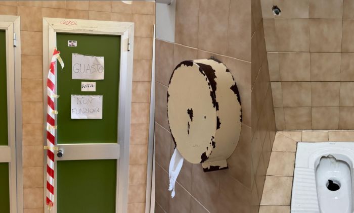 “Liceo Oberdan non merita questo degrado”: Pucci porta in commissione il caso dei bagni rotti
