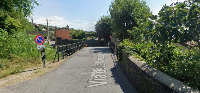 “Mio figlio sotto la pioggia per 40 minuti”: la protesta di un triestino sul ponte di Campanelle