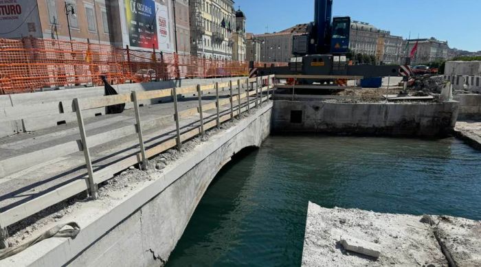 Rive di Trieste, Dipiazza mostra i lavori sul ponte: “Sarà nuovo e transitabile”