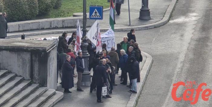 No Green Pass, presidio al Tribunale: venti in solidarietà al porto e per la libertà