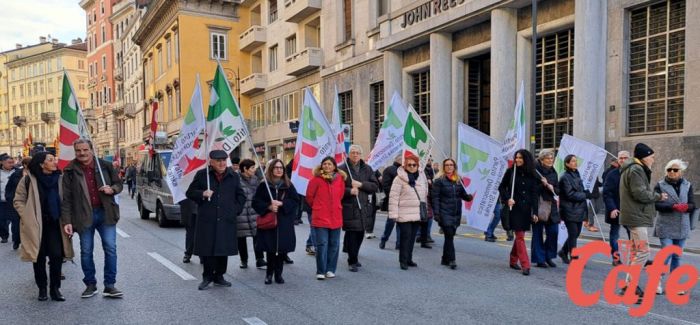 Trieste in piazza per il futuro dell'industria: grande partecipazione al corteo contro crisi del lavoro (VIDEO)