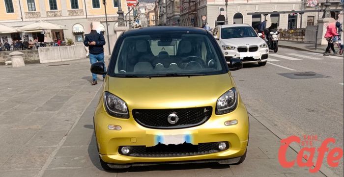 Protesta a Trieste, auto sui marciapiedi, la rabbia dei residenti tra Ponterosso e le vie vicine