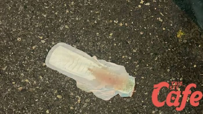 Degrado a San Giacomo: assorbente usato lasciato a terra in via dei Giuliani, sdegno tra i residenti