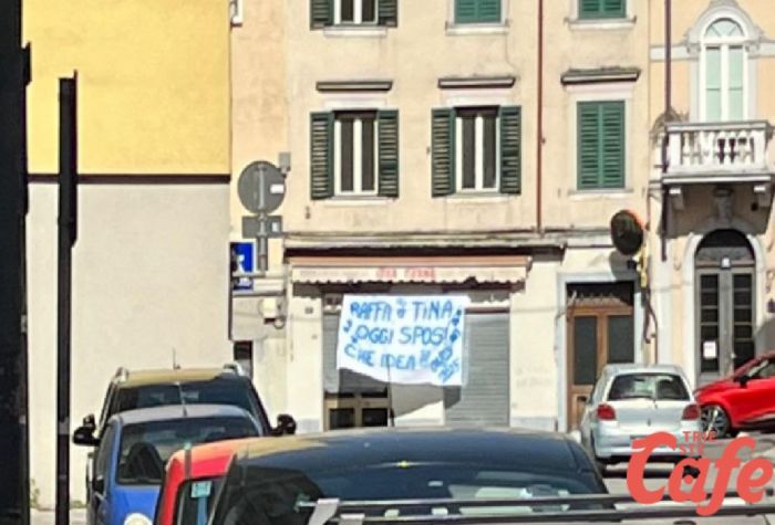 Trieste festeggia Raffaele: striscione d’auguri alla macelleria “Idea Carne” per il suo matrimonio