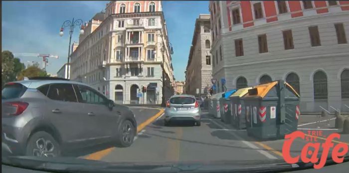 Manovra azzardata, taglia la carreggiata in largo Santos, decisivo il riflesso del conducente (VIDEO)