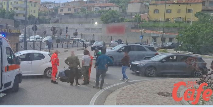 Scontro tra auto e scooter alla rotonda del cimitero: centauro soccorso e rallentamenti al traffico 