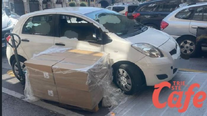 Via Carducci, auto parcheggiata ostacola scarico merci: disagi per un camionista in pieno centro