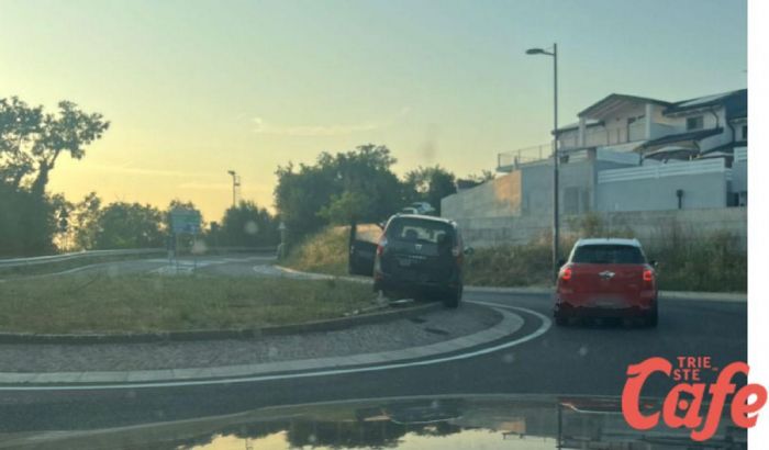 Auto finisce sul cordolo alla rotonda di via Brigata Casale