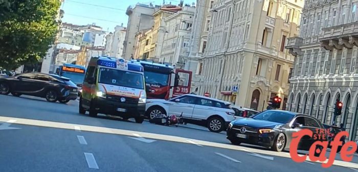 Scontro tra auto e moto all’incrocio con via Carducci: centauro a Cattinara