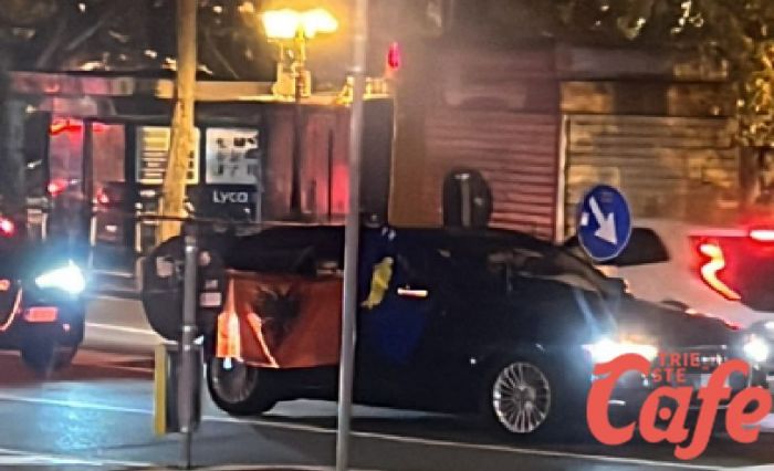 Trieste, festa dell’indipendenza albanese: traffico bloccato e clacson in piazza Garibaldi (VIDEO)