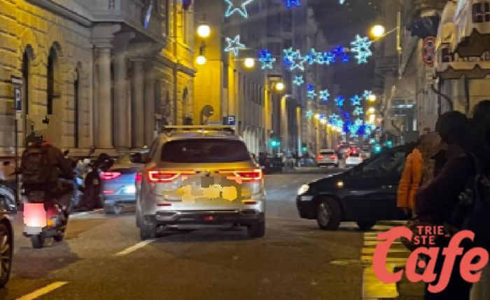 Incidente sfiorato all'incrocio via Filzi/Macchiavelli nel bel mezzo delle compere natalizie 
