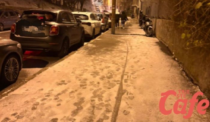 Neve e bora scura, Trieste cambia volto: marciapiedi bianchi in via del Molino a Vento