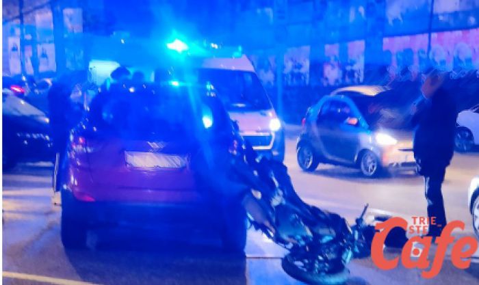 Scontro auto-moto in via Locchi: centauro illeso, traffico rallentato e rilievi della locale