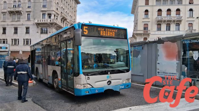 Piazza Goldoni, traffico bloccato per un quasi investimento: rilievi in corso