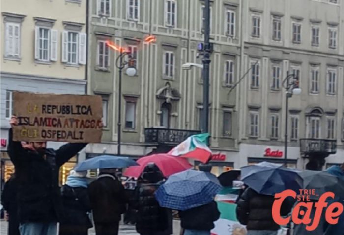 Trieste, studenti iraniani in piazza sotto la pioggia: “Un appello globale per la libertà”