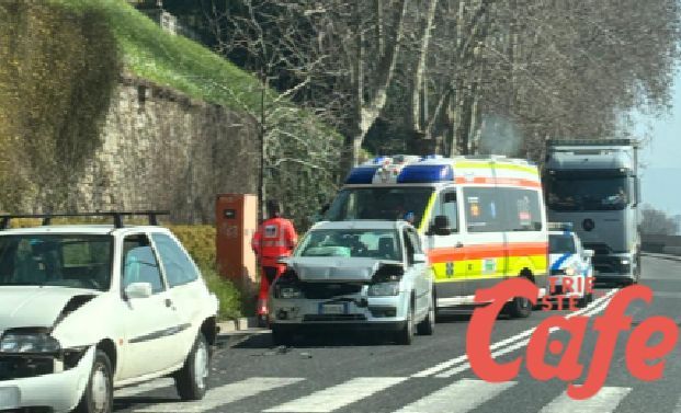 Trieste, schianto tra due auto in passeggio Sant’Andrea:  ferito a Cattinara, rallentamenti al traffico
