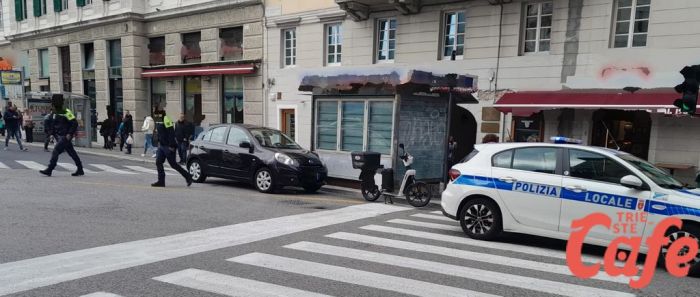 Trieste, caos in piazza Goldoni: traffico in tilt e 29 bloccata per parcheggio selvaggio