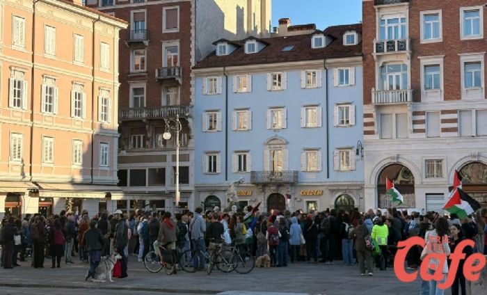 Flotilla intercettata, Trieste insorge: folla in piazza Ponterosso: “Basta silenzi, ora azioni concrete” (FOTO)