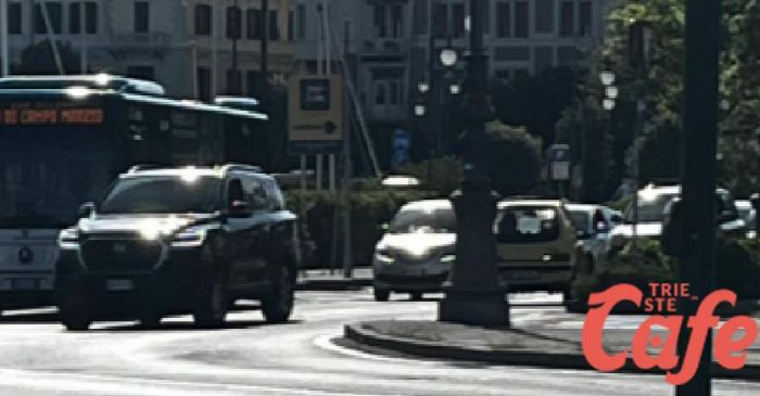 Via Ottaviano Augusto, inizia la settimana ed è subito auto contromano!!