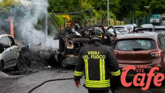 Incendio all’alba a Trieste, nube di fumo si alza da via Puccini (VIDEO) 