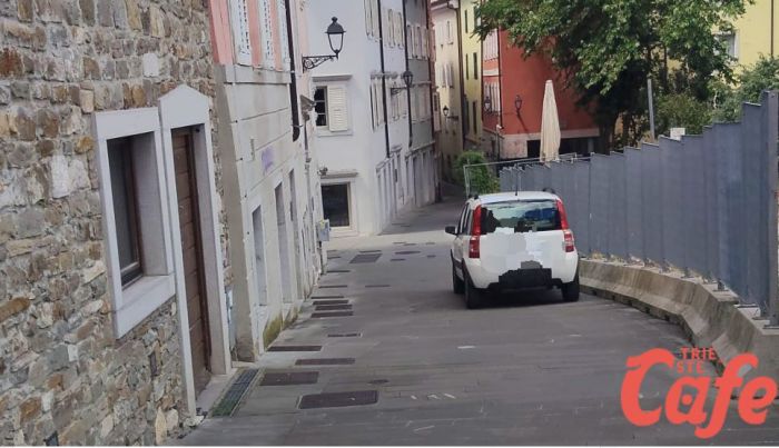 Parcheggio “comodo comodo”, auto in via Capitelli area pedonale del centro di Trieste