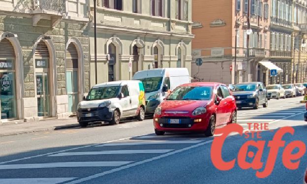 Trieste, auto lasciata in mezzo alla carreggiata in via Giulia: “Forse era al bar a bere birete”