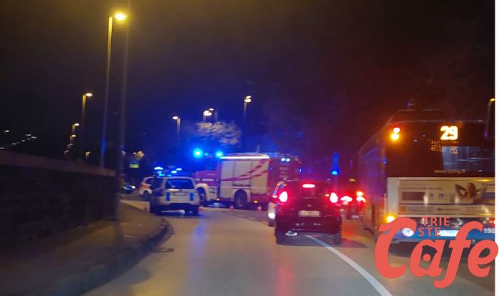 Via d'Alviano, perde il controllo del mezzo: coinvolte tre auto parcheggiate, una irregolare: un ferito 