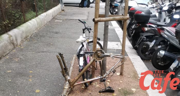 Bici abbandonata da mesi in via Foscolo, un lettore: ""Spettacolare installazione moderna o discarica a cielo aperto?"