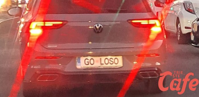 A Trieste circola l'auto  con la targa più "golosa" che ci sia! 