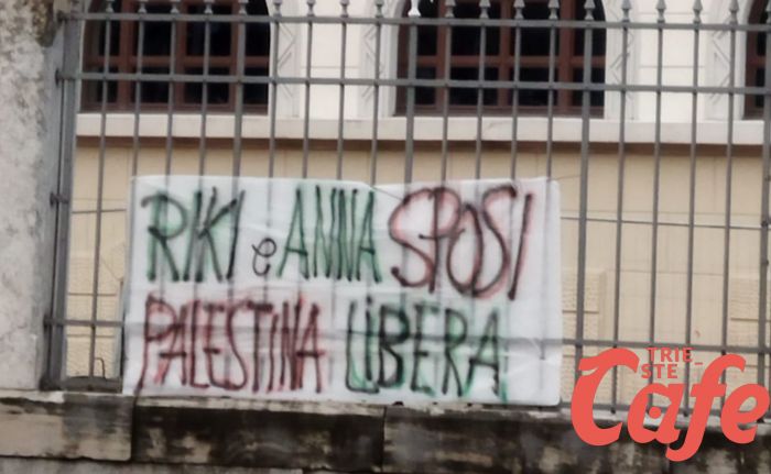 Cavalcavia di Barcola, annuncio di matrimonio con supporto alla Palestina
