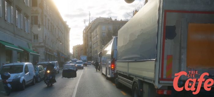 "Fermata del bus in Campo San Giacomo senza pace tra auto e camion.. AI PASSEGGERI CHI PENSA???"