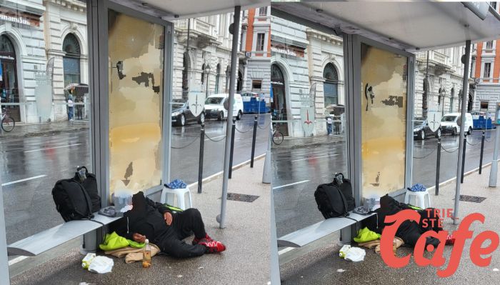 Degrado in piazza Libertà, si accampa sotto la pensilina di un bus 