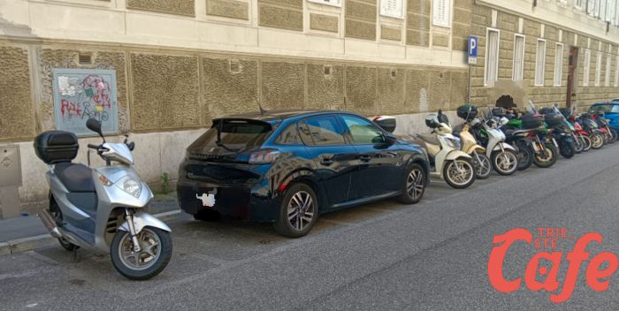 Via dell'Università, ancora stalli scooter occupati abusivamente da auto in sosta