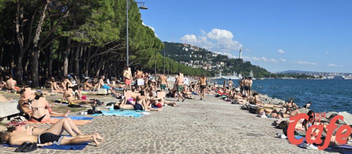 Barcola, manutenzioni sui cubetti: sistemati i porfidi sollevati lungo il lungomare (VIDEO)
