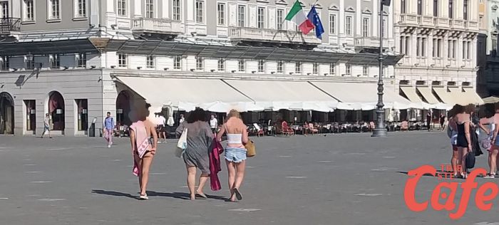 Turista 'sfila' in costume da bagno in piazza Unità senza farsi problemi 