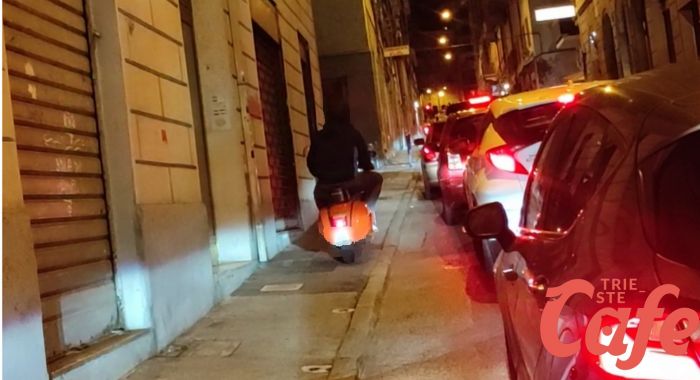 Scooter a tutta velocità sul marciapiede, inciviltà stradale in via Madonnina