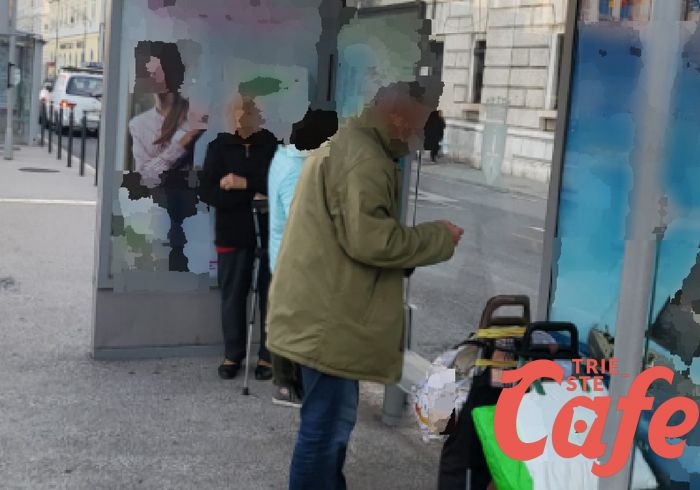 Fatica in piazza Libertà: birra e sigarette tutto il giorno al capolinea della linea 30