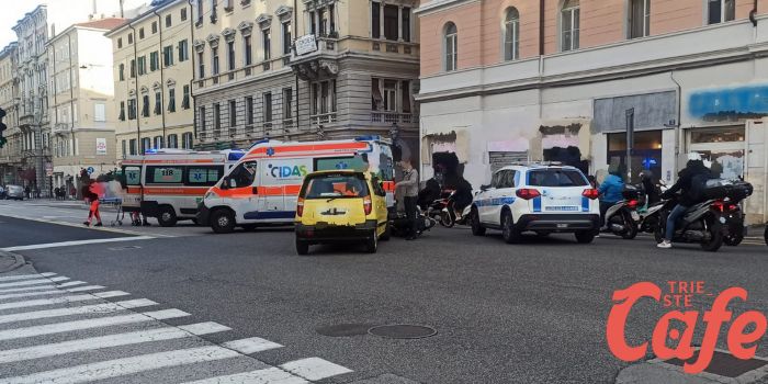 Scontro in via Carducci: scooterista trasportato a Cattinara, disagi per il traffico
