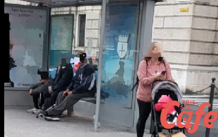 Piazza Libertà, pensiline occupate: mamme sempre costrette ad aspettare sotto sole, vento e intemperie