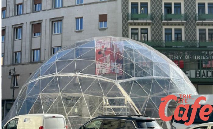 “Notte degli Ultracorpi” invade Trieste, Halloween in piazza della Borsa con una bolla di vetro futuristica