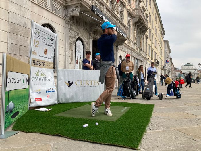 Centro pieno di buche, sabato Trieste si trasforma in un campo da golf!